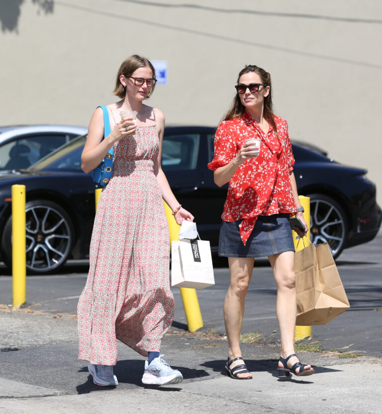 Jennifer Garner and look-alike daughter Violet Affleck, 20, keep it casual on summertime lunch outing