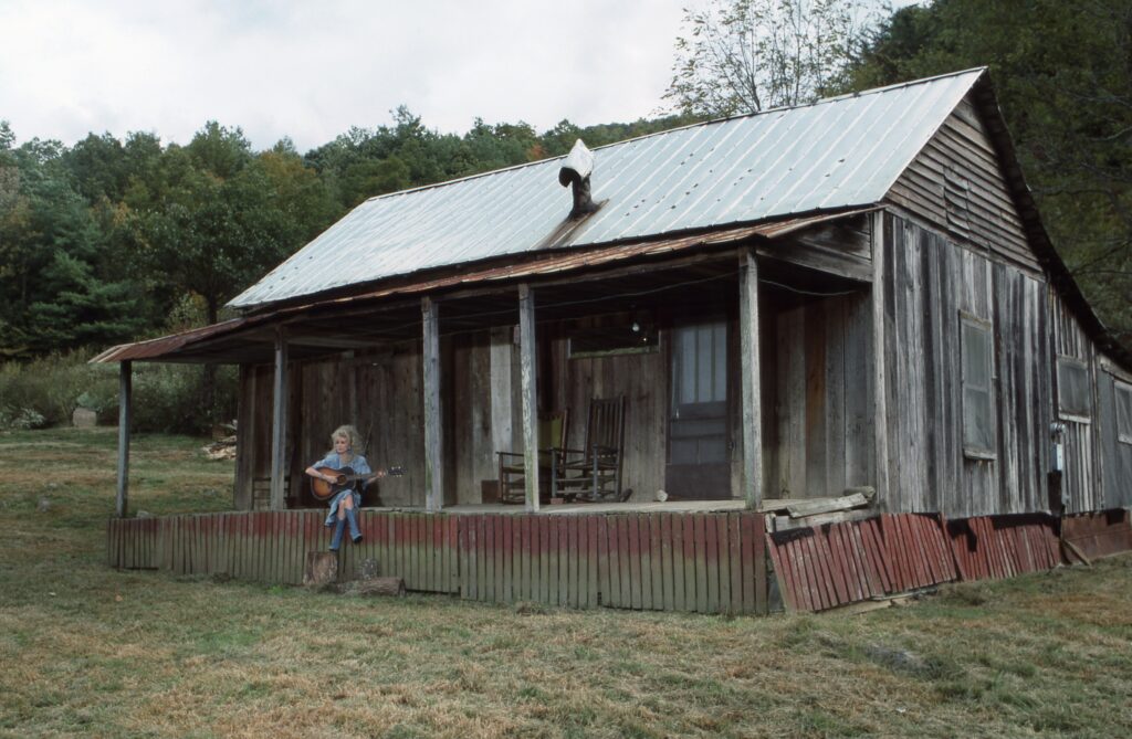 Dolly Parton grew up in a 1-bedroom cabin with 11 siblings: Inside the late country legend’s early life