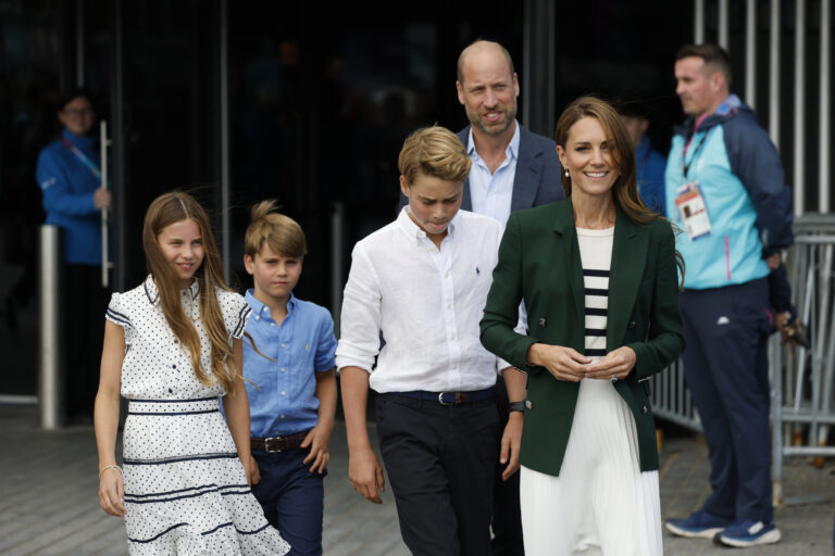 Prince William, Kate Middleton make rare outing with all 3 kids at Commonwealth Games