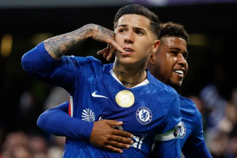 Fernandez transfers to Man City from Chelsea in joint British record fee